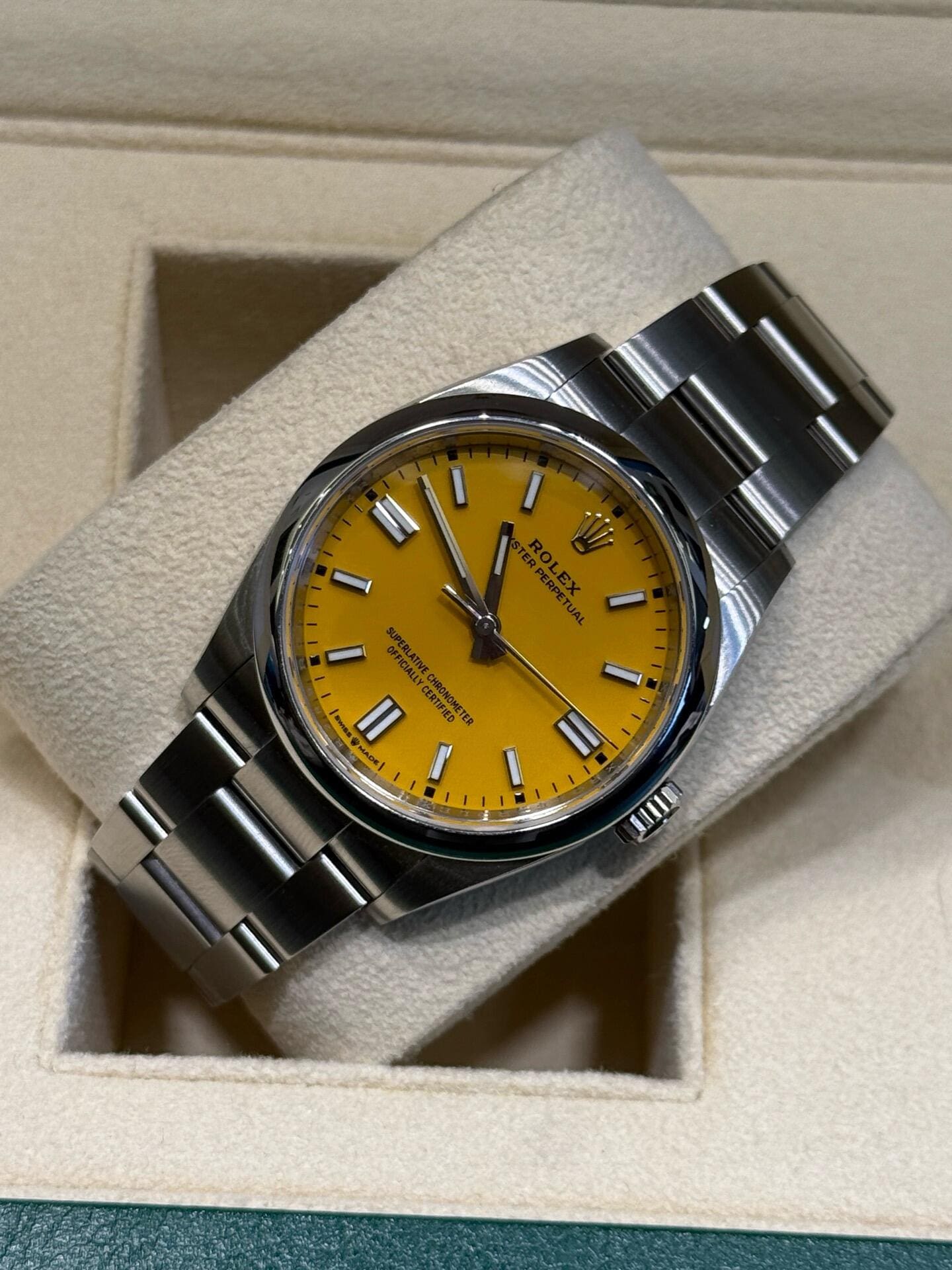 Rolex Oyster Perpetual 36 126000 Stainless Steel Yellow Dial - 图片 3