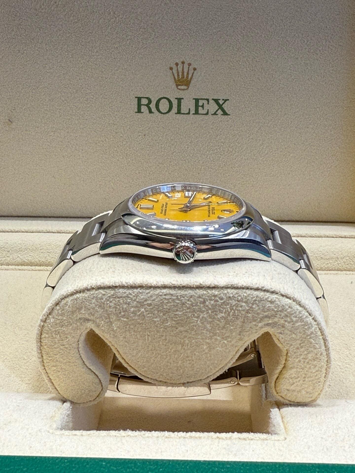 Rolex Oyster Perpetual 36 126000 Stainless Steel Yellow Dial - 图片 4