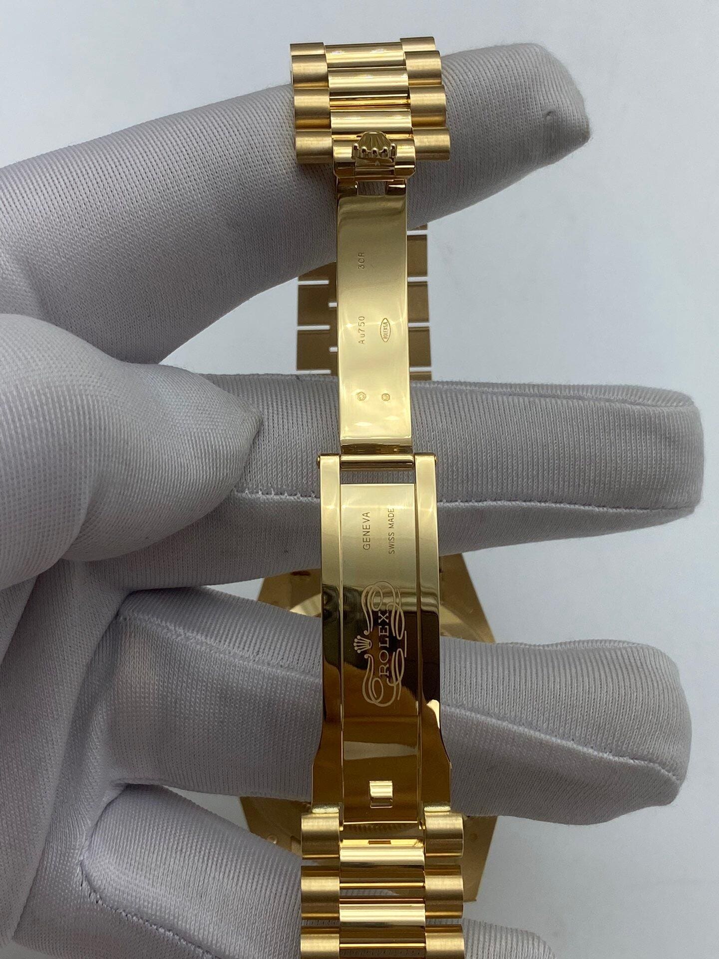 Rolex Day-Date 40 228348RBR Yellow Gold Green Ombre Roman Numeral Dial Diamond Bezel (2024) - 图片 4