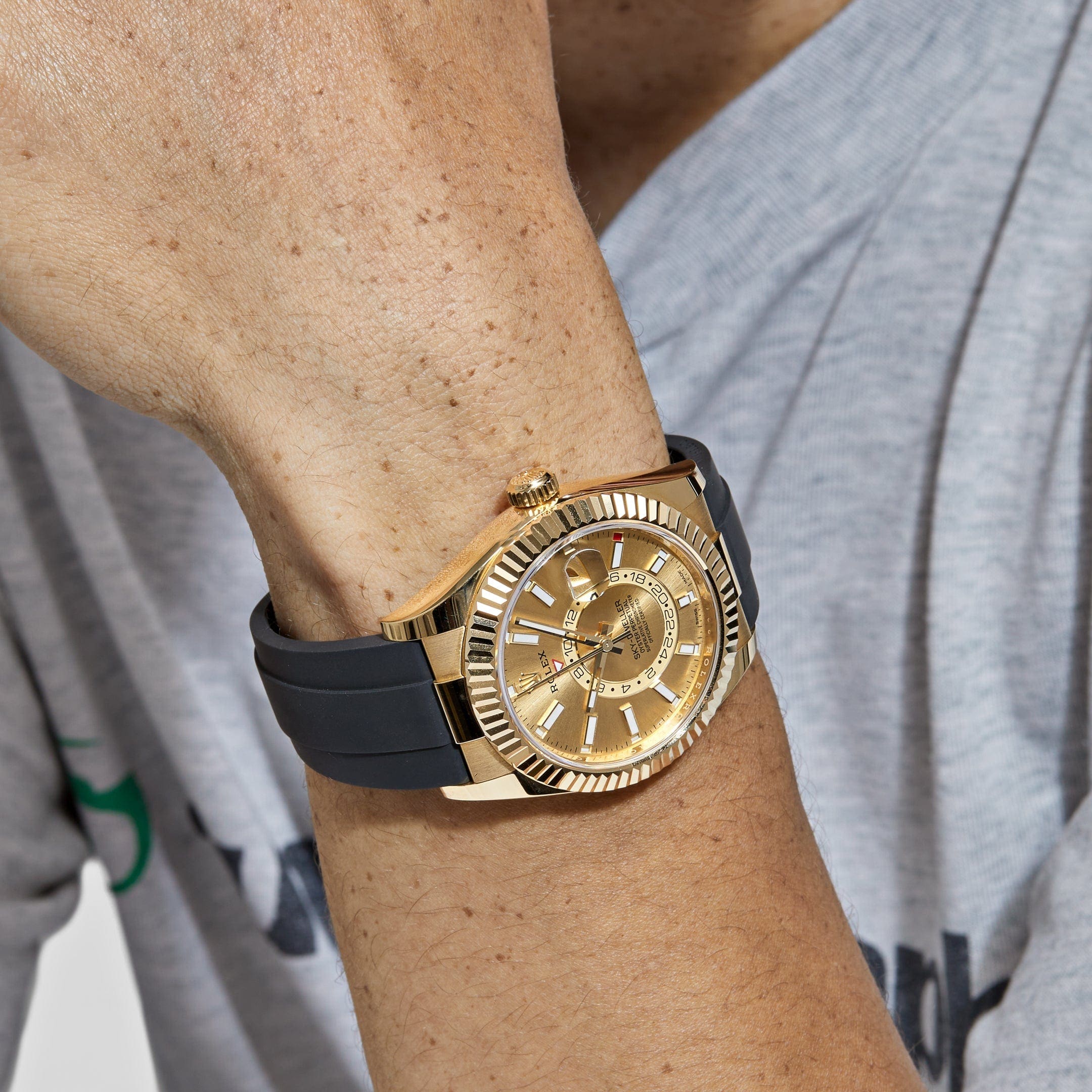 Rolex Sky-Dweller 326238 Yellow Gold Champagne Dial Rubber Strap (2022) - 图片 2